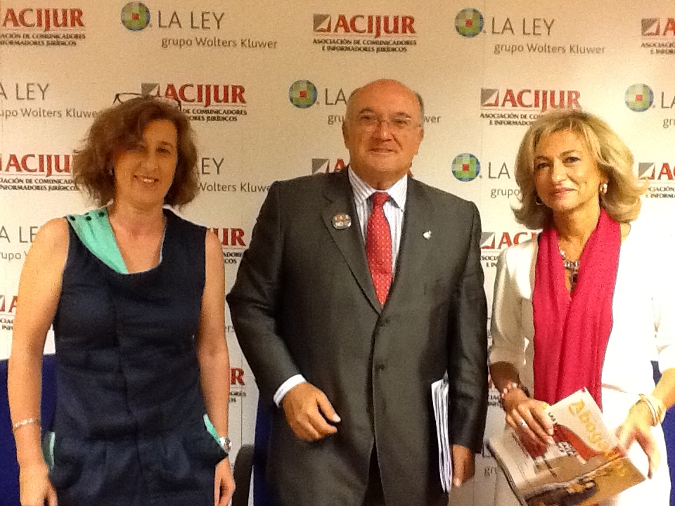 Carlos Carnicer, rodeado de Patricia Rosety, presidenta de ACIJUR, y de Rosalina Díaz, presidenta de la Fundación Wolters Kluwer