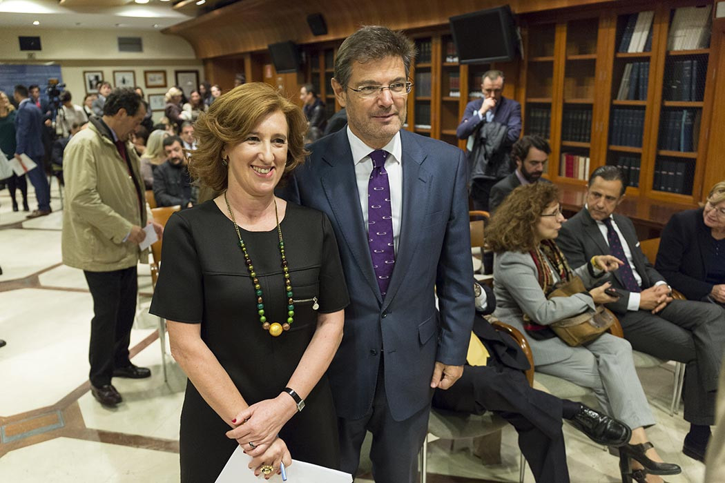 La presidenta de ACIJUR, Patricia Rosety, con el ministro de Justicia, Rafael Catalá
