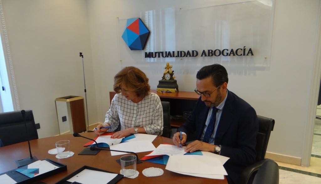 Firma del convenio. Patricia Rosety, presidenta de ACIJUR, y Enrique Sanz Fernández-Lomana, presidente de la Mutualidad de la Abogacía