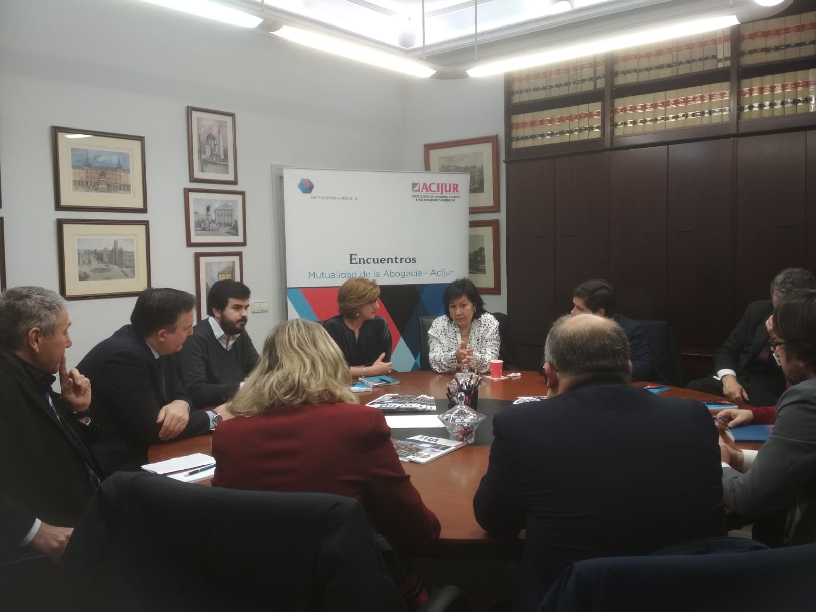 Cristina Dexeus contestando las preguntas de socios de Acijur