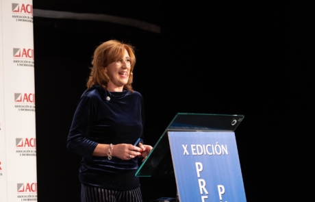 la X Edición de los Premios Puñetas. Patricia Rosety, presidenta de ACIJUR, da la bienvenida a todos los asistentes a la ceremonia .