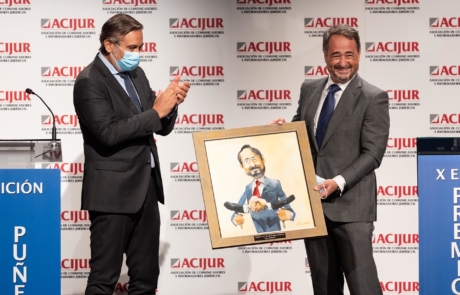 Javier Íscar, en representación del "Open Arbitraje", recoge el premio Puñetas de Bronce de las manos de Enrique López, consejero de Presidencia, Justicia e Interior de la Comunidad de Madrid.