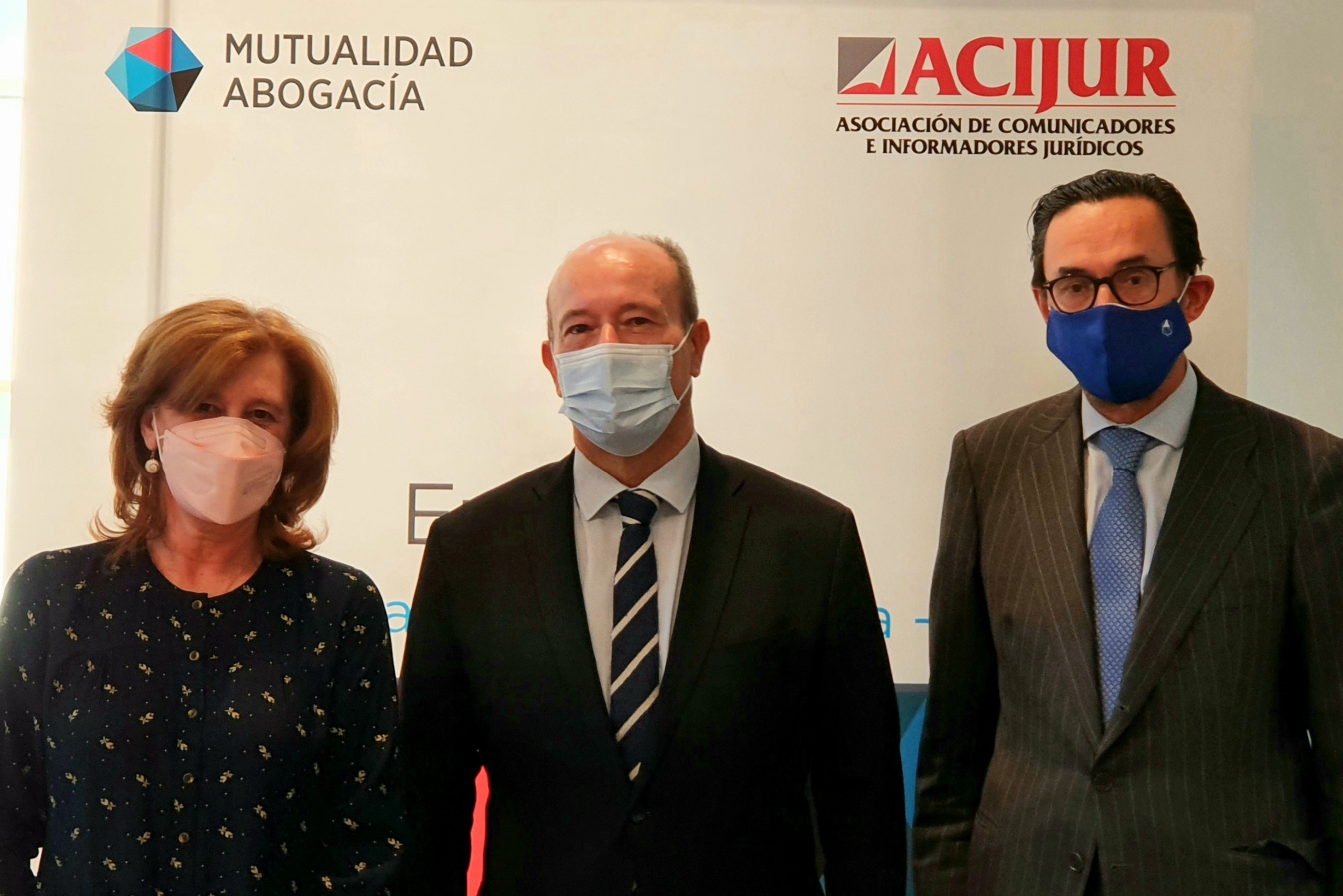 Patricia Rosety, presidenta de ACIJUR, con Juan Carlos Campo, exministro de Justicia y magistrado de la Audiencia Nacional y Enrique Sanz, presidente de la Mutualidad de la Abogacía.