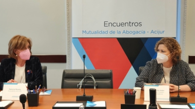 Patricia Rosety, presidenta de ACIJUR, hace la presentación de María Emilia Adán en el encuentro informativo