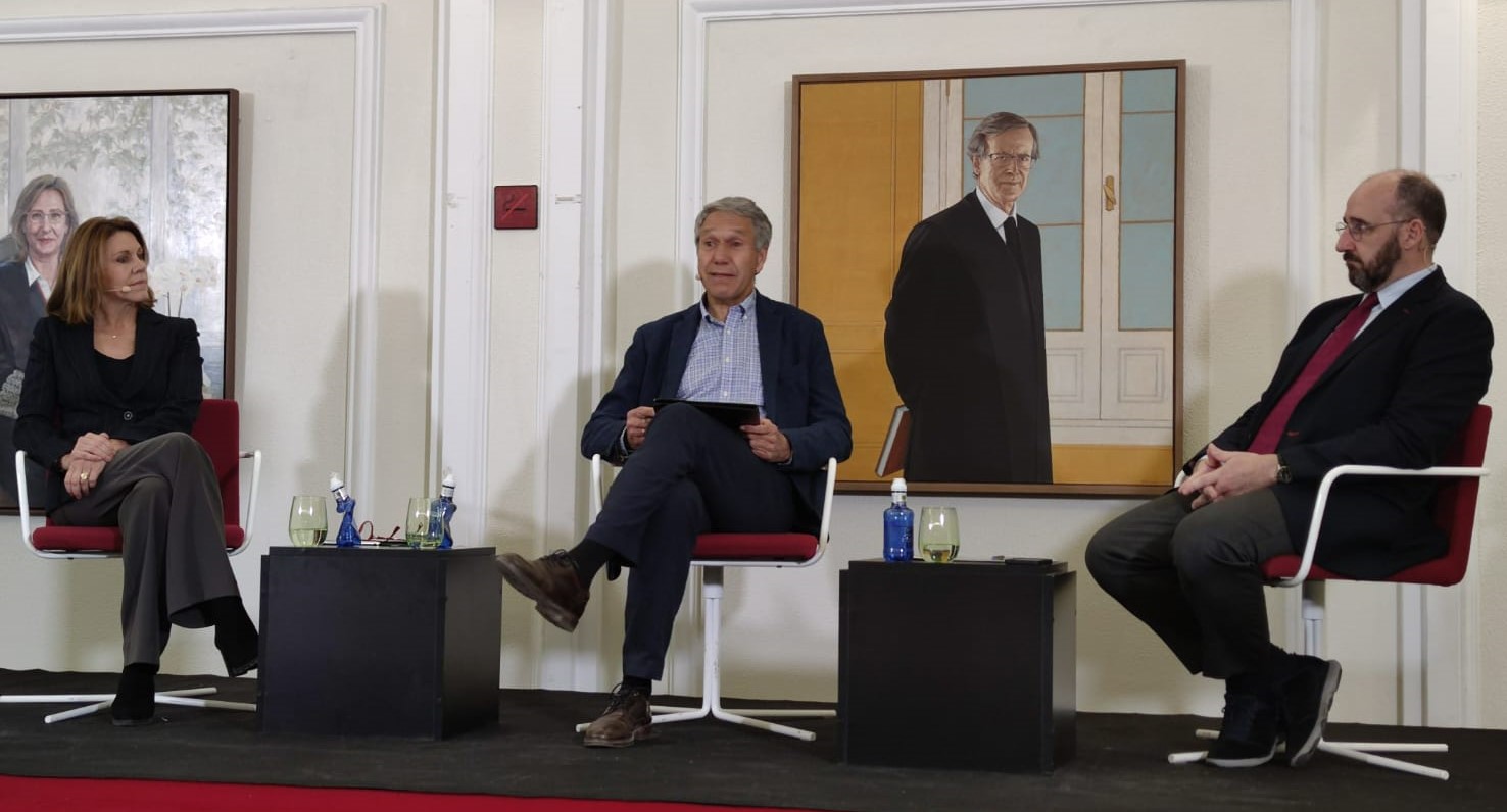 Andrés Garvi, moderador del debate, acompañado por la exministra de Defensa María Dolores de Cospedal y el magistrado Ignacio Ulloa