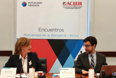 Patricia Rosety, presidenta de ACIJUR, y el invitado Juan S. Mora-Sanguinetti durante su intervención