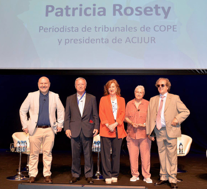 Foto familia mesa redonda del XII Congreso Notarial Español