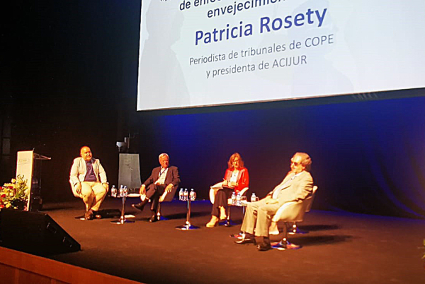 Patricia Rosety modera el debate de la mesa redonda