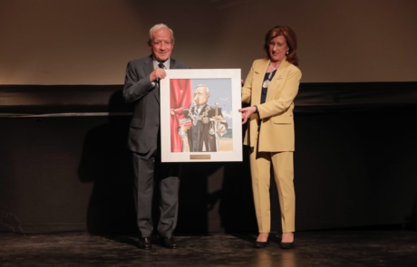 Pascual Sala, Premio Puñetas de Oro, recibe el galardón de las manos de la presidenta de ACIJUR, Patricia Rosety.