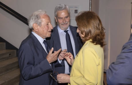 Patricia Rosety y Agustín Zurita, presidenta y vicepresidente de ACIJUR, reciben a Pascual Sala, premio Puñetas de Oro de la XI Edición de los Premios Puñetas