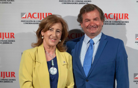 Patricia Rosety, presidenta de ACIJUR, y Francisco Palacios, premio Puñetas Periféricas en nombre de los registradores de La Palma