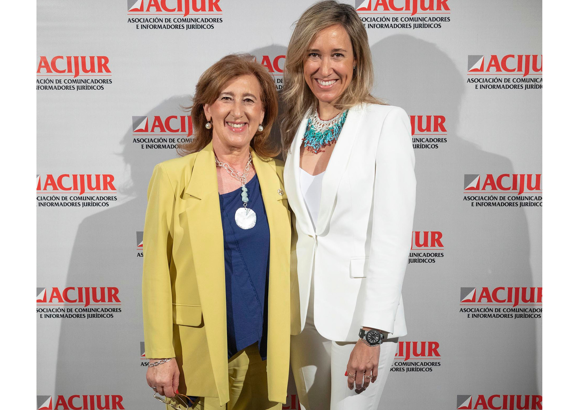 Patricia Rosety, presidenta de ACIJUR, y Marlén Estévez, premio Puñetas de Bronce en nombre de Women in a Legal World