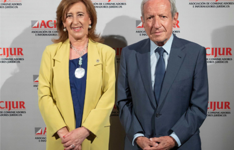 La presidenta de ACIJUR, Patricia Rosety, y Pascual Sala, premio Puñetas de Oro
