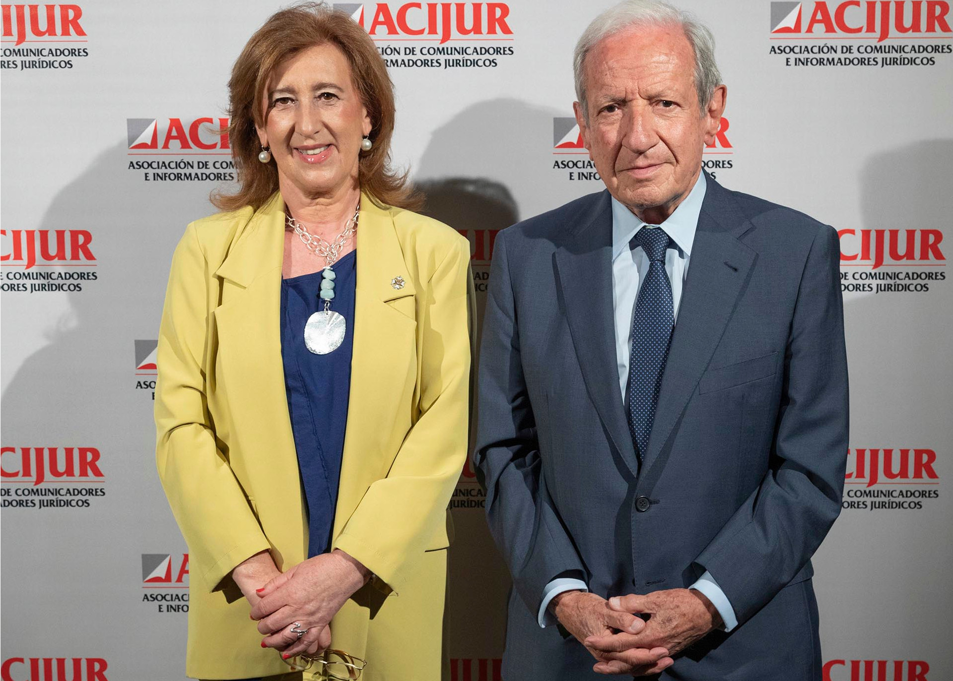 La presidenta de ACIJUR, Patricia Rosety, y Pascual Sala, premio Puñetas de Oro