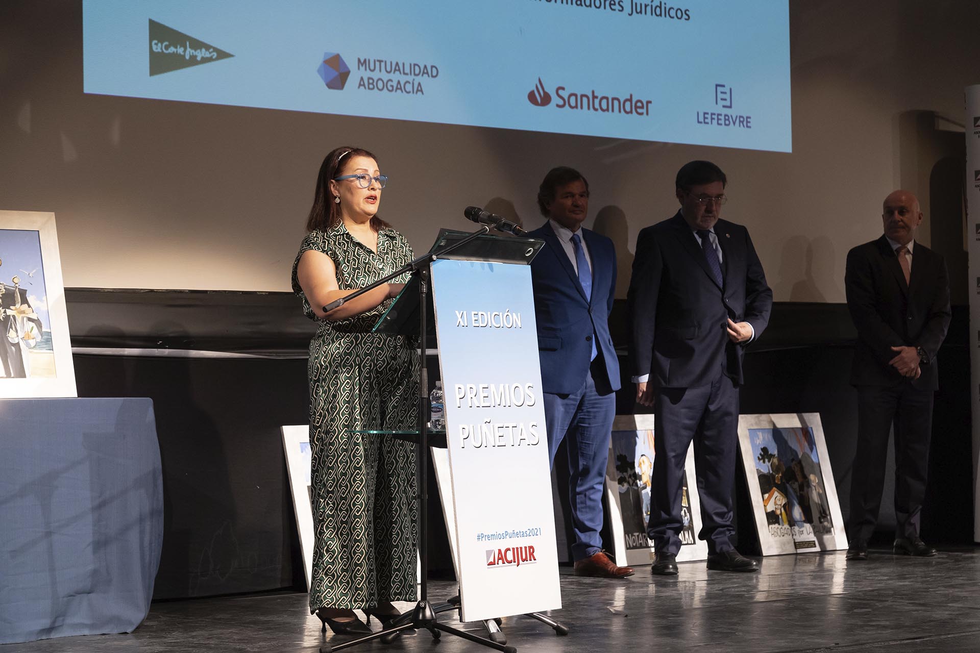 Beatriz Castro, procuradora de Santa Cruz de La Palma, recoge el premio Puñetas Periféricas en nombre del colectivo de procuradores de La Palma