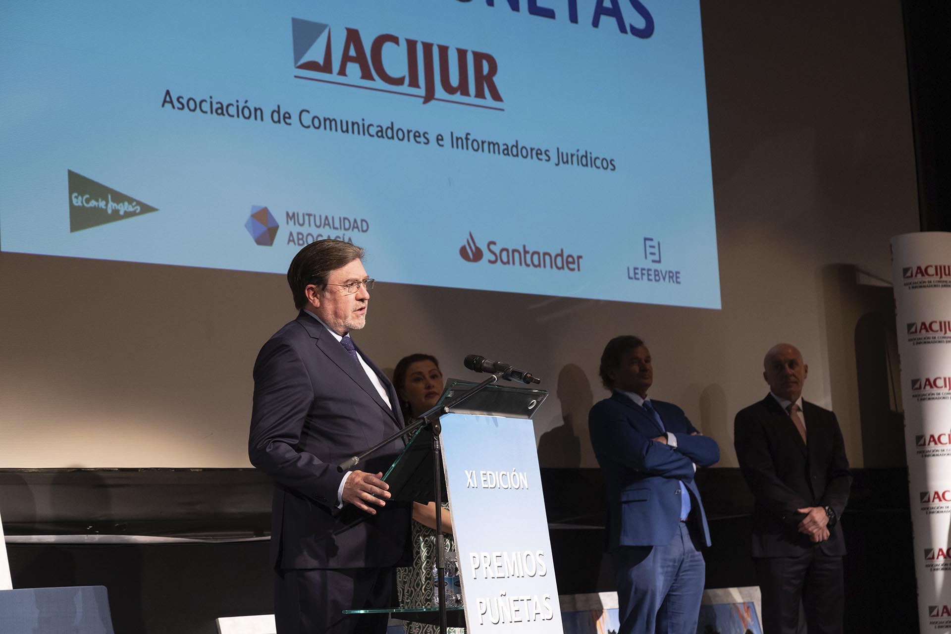 Alfonso Cavallé, decano del Colegio Notarial de las Islas Canarias, recoge el premio Puñetas Periféricas en nombre del colectivo de notarios de La Palma