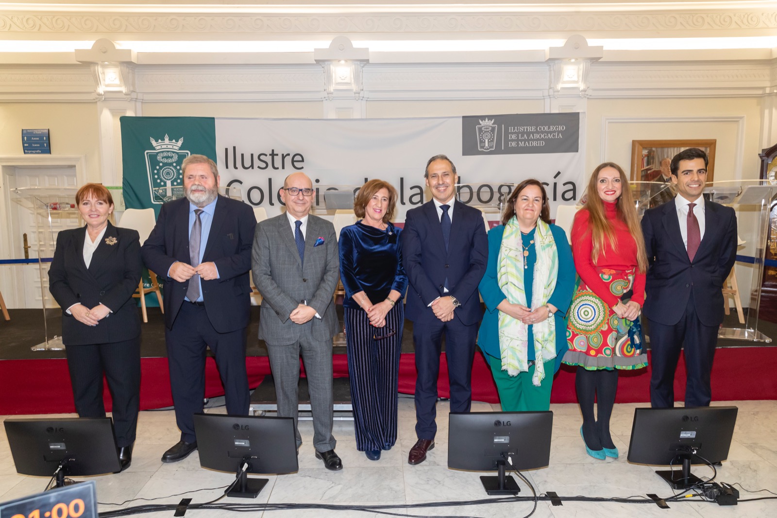 Patricia Rosety, presidenta de ACIJUR, en el centro, con los candidatos al decanato del ICAM