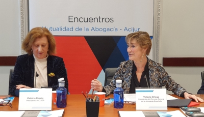 Patricia Rosety, presidenta de ACIJUR, y Victoria Ortega, presidenta del CGAE, durante su intervención en el encuentro informativo