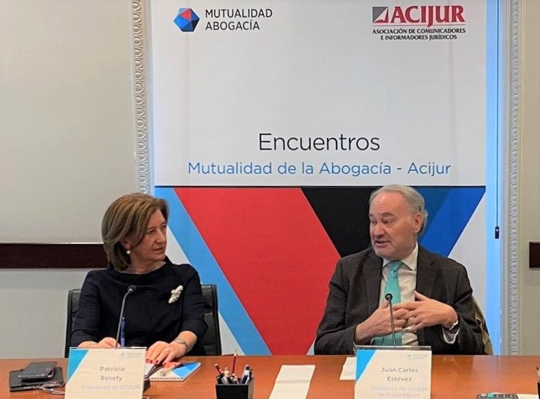 La presidenta de ACIJUR, Patricia Rosety, y el presidente del Consejo General de Procuradores de España, Juan Carlos Estévez, en el encuentro informativo de ACIJUR