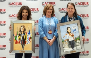 Las abogadas Almudena Arpón de Mendívil y Urquiola de Palacio, Premio Puñetas de Oro. Entrega el galardón la presidenta de ACIJUR, Patricia Rosety.