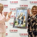La jueza Reyes Martel recoge el premio Puñetas Periféricas de manos de Gabriela Bravo, consejera de Justicia de la Generalitat Valenciana.