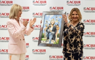 La jueza Reyes Martel recoge el premio Puñetas Periféricas de manos de Gabriela Bravo, consejera de Justicia de la Generalitat Valenciana.
