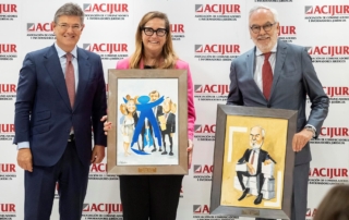 Almudena Castro-Girona, directora de la Fundación Aequitas, y Juan Pujol, presidente de Lefebvre, han recogido el premio Puñetas de Plata de manos de Rafael Catalá, socio de honor de ACIJUR.