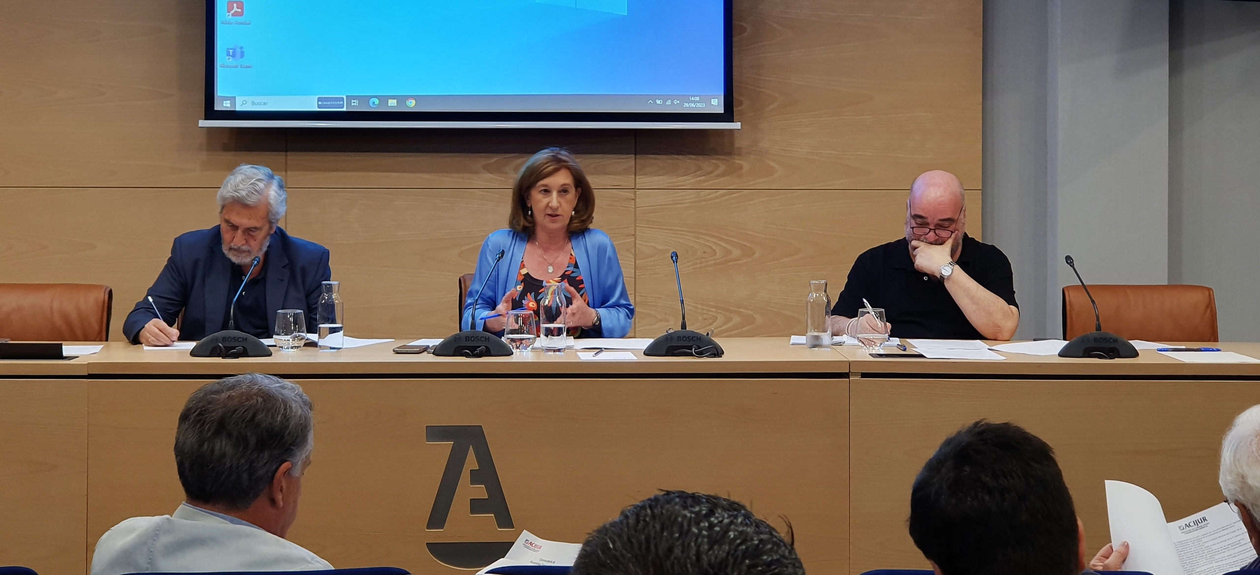 Mesa presidencial de la Asamblea General de ACIJUR. De izda. a dcha.: Agustín Zurita, vicepresidente; Patricia Rosety, presidenta; y Carlos Capa, secretario general.