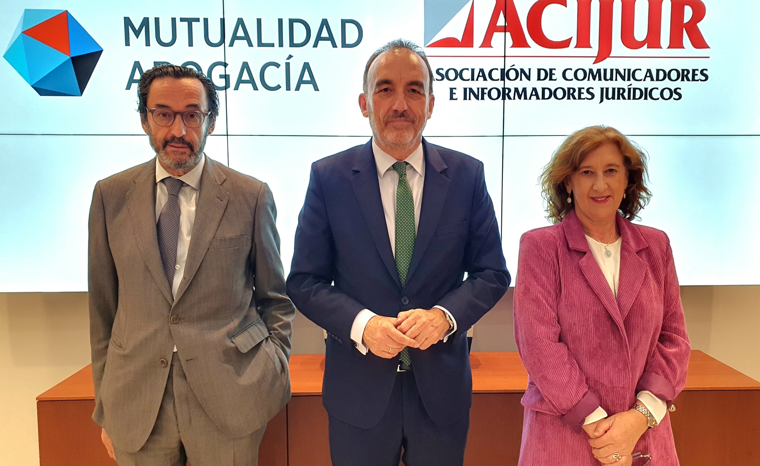 En el centro, Manuel Marchena, acompañado de Patricia Rosety, presidenta de ACIJUR, y de Enrique Sanz, presidente de la Mutualidad de la Abogacía