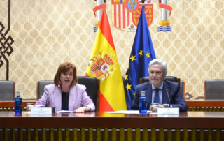 Inmaculada Montalbán, vicepresidenta del Tribunal Constitucional, y Agustín Zurita, vicepresidente de ACIJUR, clausuran el curso